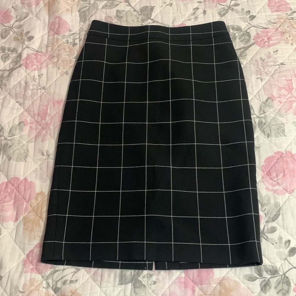 Ann Taylor Midi/pencil skirt. Black and white square pattern. Size 0.